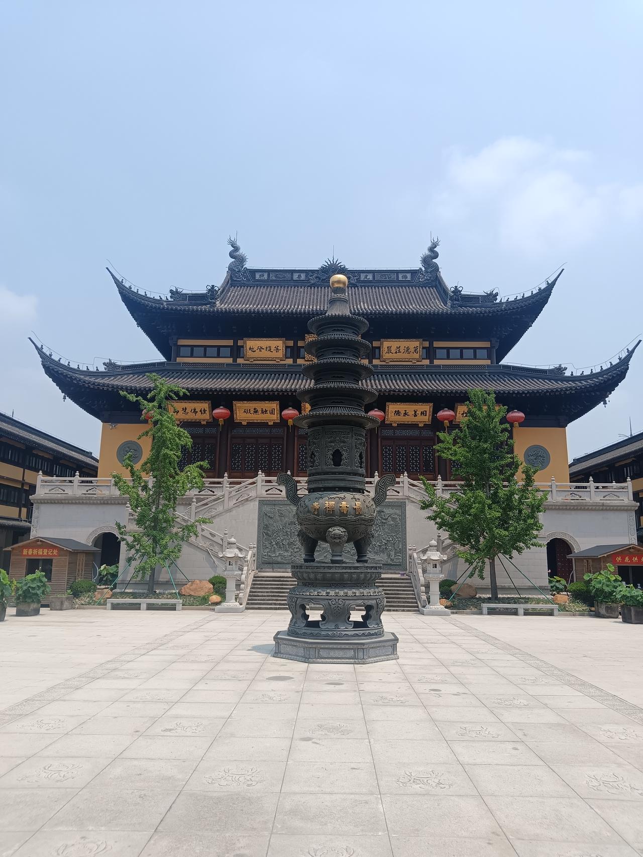 闹市层楼市井稠，
门前终日少行游。
喧嚣尽在隔墙外，
一寺清宁意自悠。
想不到上