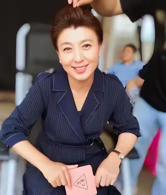 闫学晶的“奢侈烦恼”：公众人物当懂人间疾苦
 2025年末尾，娱乐圈的一则小插曲