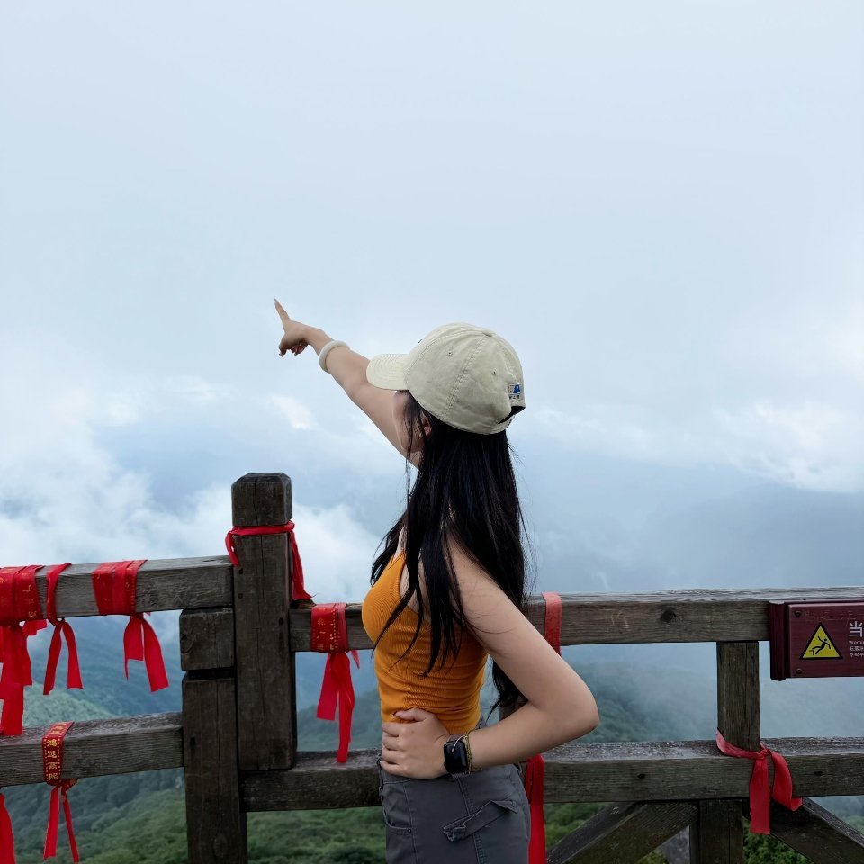 思慕社字母 雨后不一定有彩虹，但可以闻到泥土和新叶的味道。小狗文学