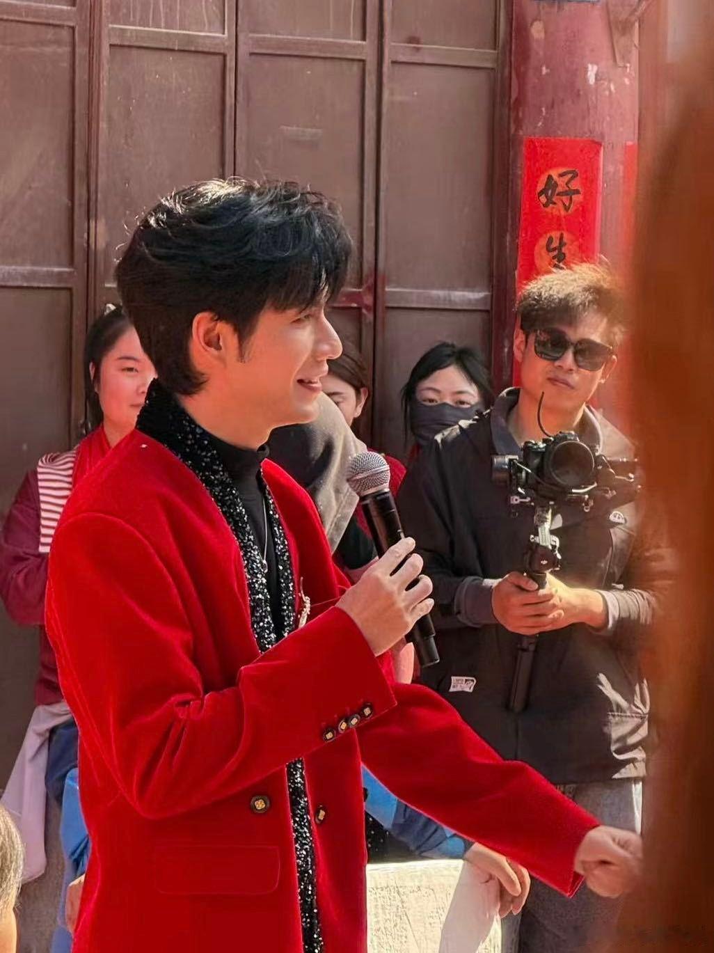 张颜齐央视小春晚主持首秀 张颜齐真的越来越让人惊喜了，突然就跑去总台小春晚当主持