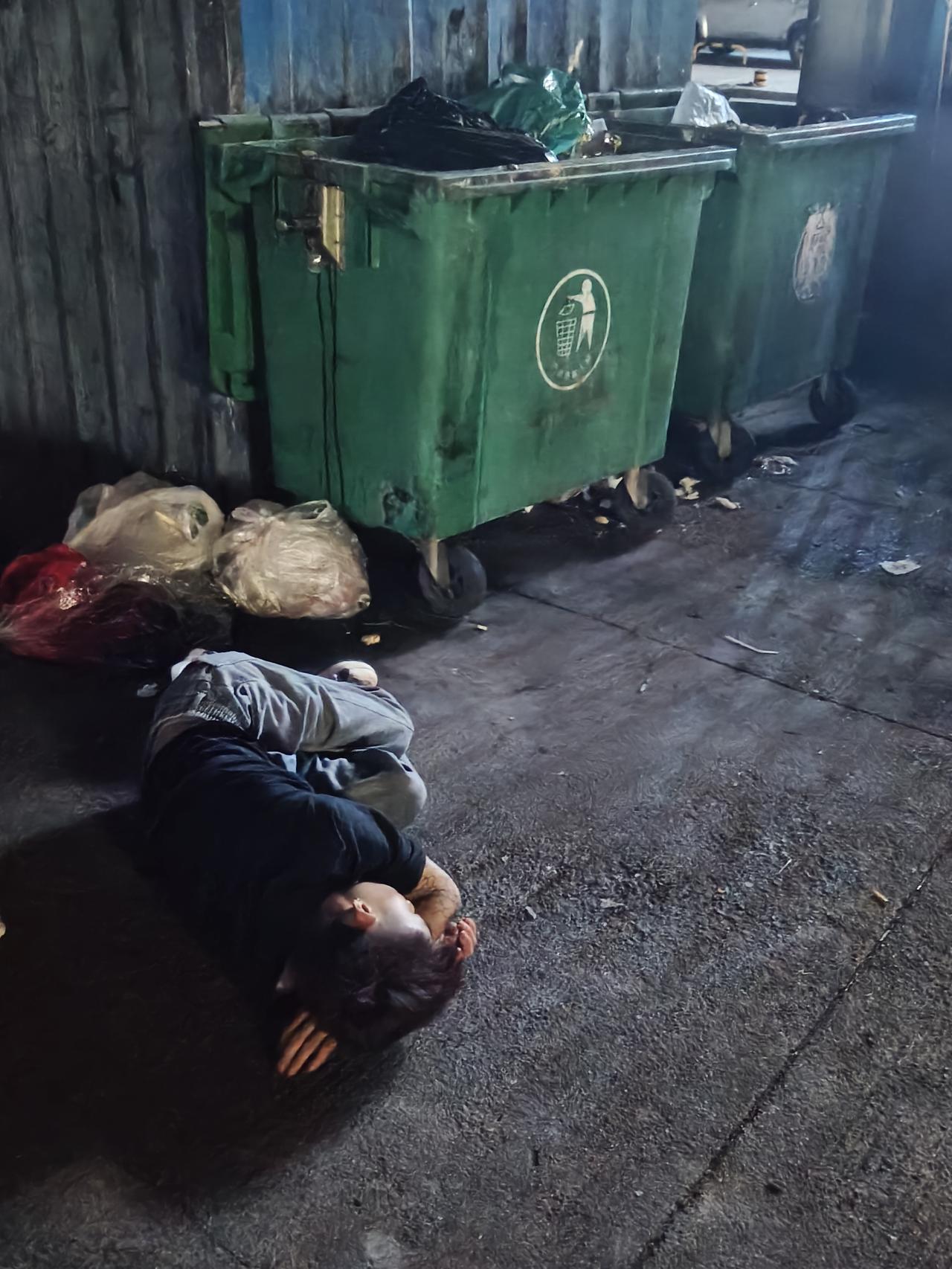 真服了这些醉鬼，
走到哪里，
哪里就当床。
 
哪怕臭气熏天的垃圾堆旁，
伴着人