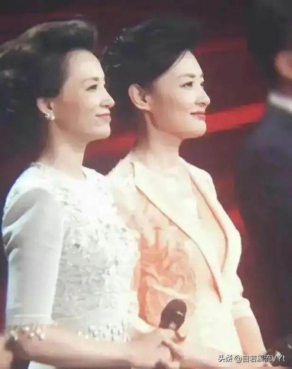 同嫁商人，两种人生：底气从来靠自己
 
周涛与董卿，曾是央视春晚舞台上的绝代双姝
