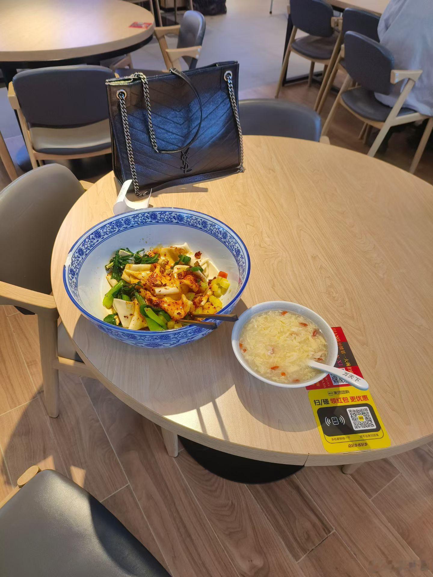 西安钟楼骡马市大街的油泼裤带面真好吃✌🏻每日一餐分享 旁边的是酒醪糟蛋花汤，那