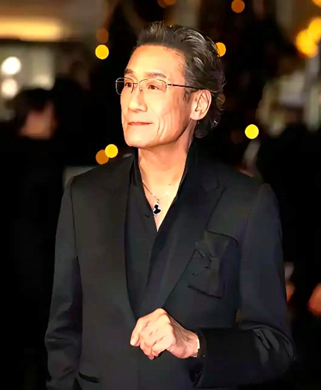 67岁还跑断腿，春节别人吃年夜饭，梁家辉在路演。26岁拿金像，如今四金像一金马，