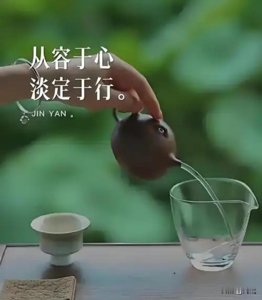 真正有智慧的人，往往不显山不露水，正如深潭之水，表面平静无波，内里却蕴含着无穷力