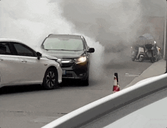 #死死顶住失控车辆的他获赠新车#这视频看过，满满的责任感[good][good]