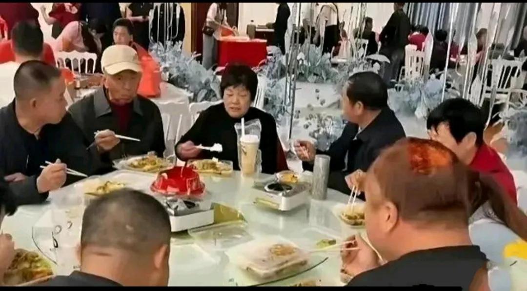 婚礼上的盒饭
河北一夫妻国庆节办婚宴，酒席竟让来宾吃盒饭，亲戚：眼里只有钱

在