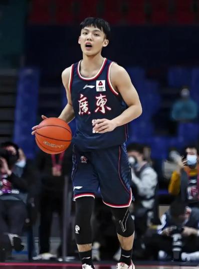 4月14日顺德德胜体育中心，当2米28的法尔在篮下张开长臂时，没人觉得1米83的