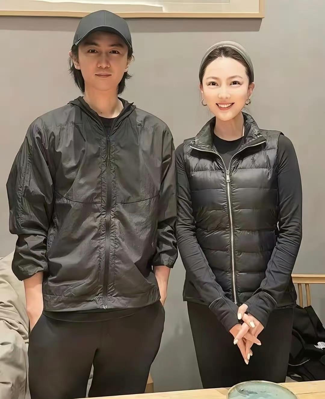 陈晓与友人聚会，同框安徽卫视主持人余声自拍，状态颇佳，神采奕奕。