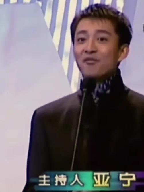还记得《同一首歌》的亚宁吗？曾靠搬砖凑学费，如今他现状咋样？
提起亚宁，不少人脑