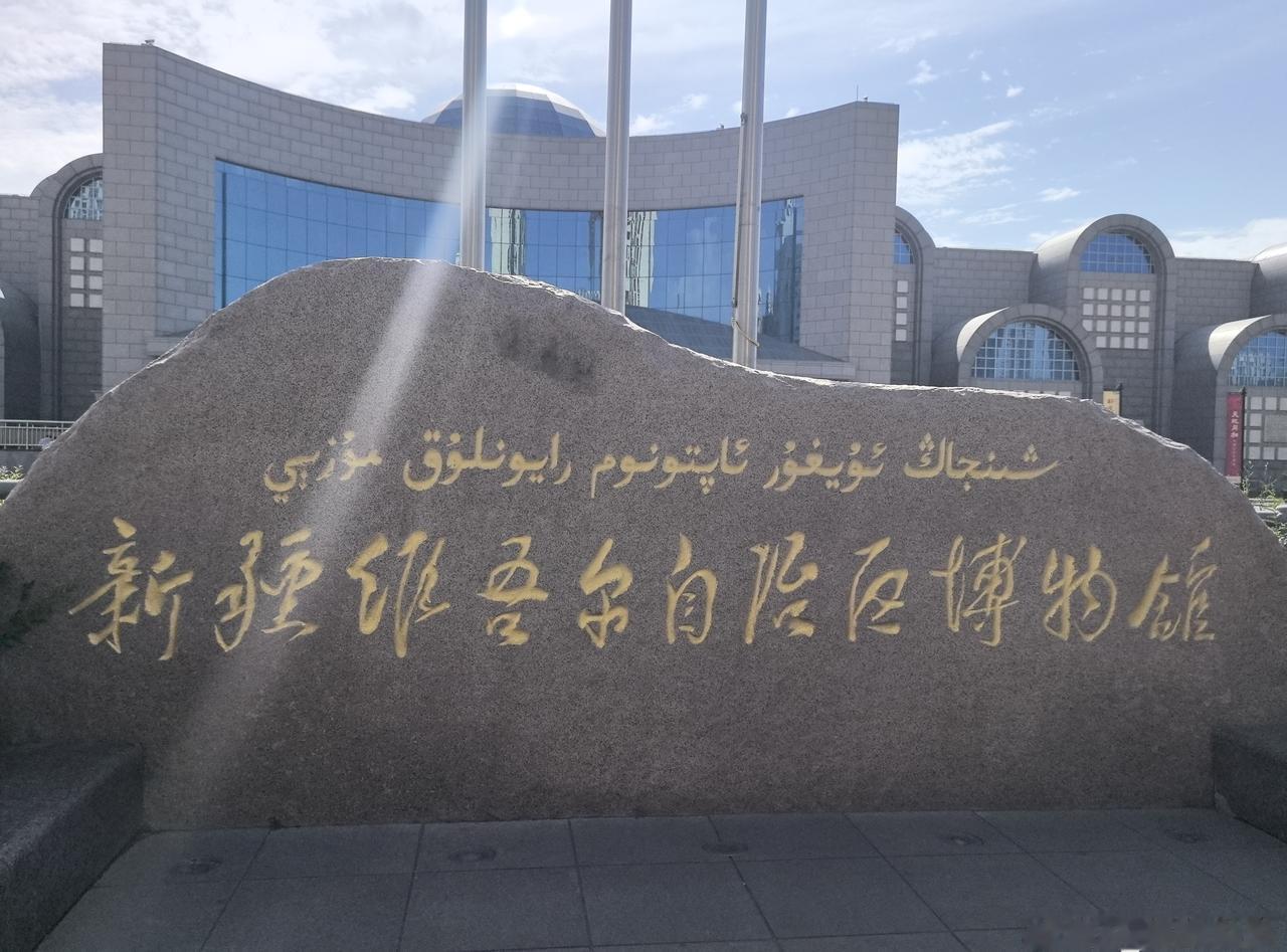 这个暑假精心策划了一次长达16天、总行程一万公里的新疆之旅，其中自驾7000多公