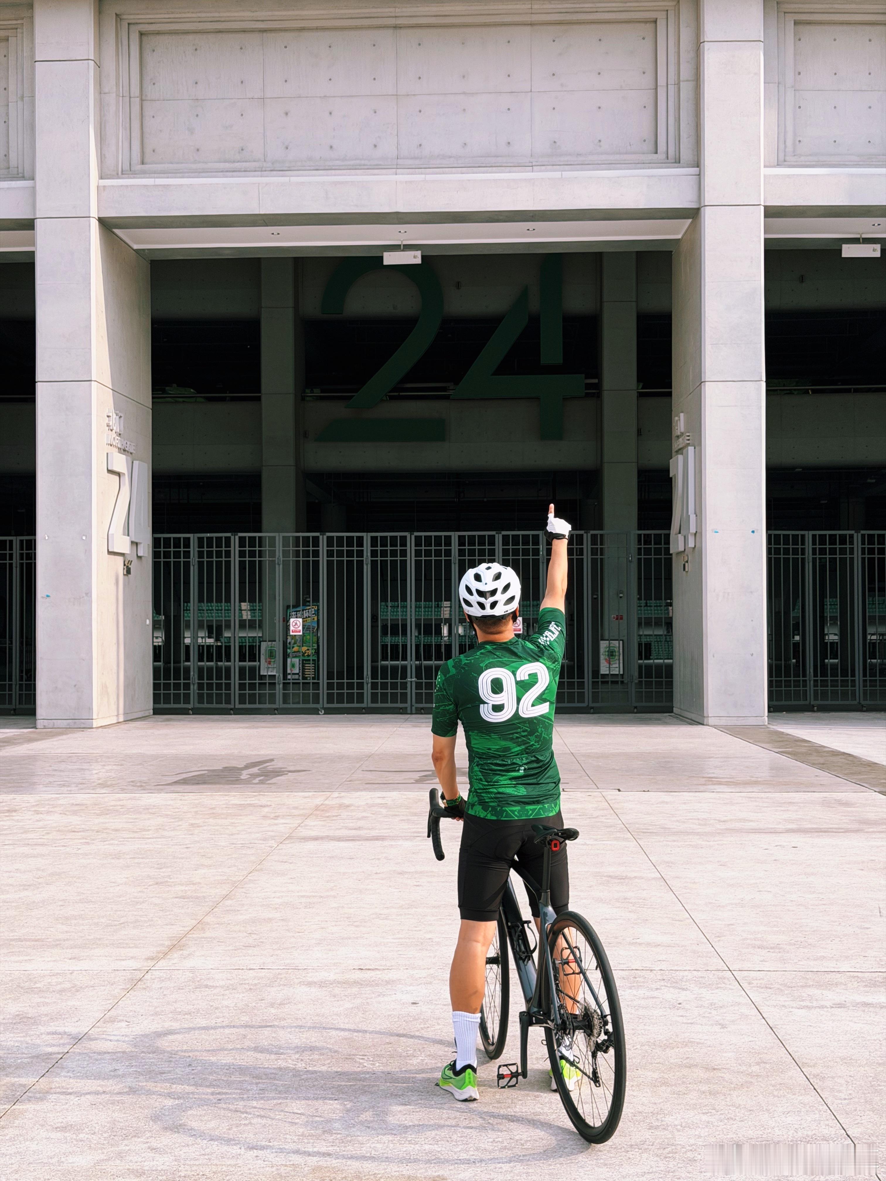 绿茵赴风，骑行热爱｜北京国安官方骑行服，球迷骑友双重本命装备🚴💚⚽️    