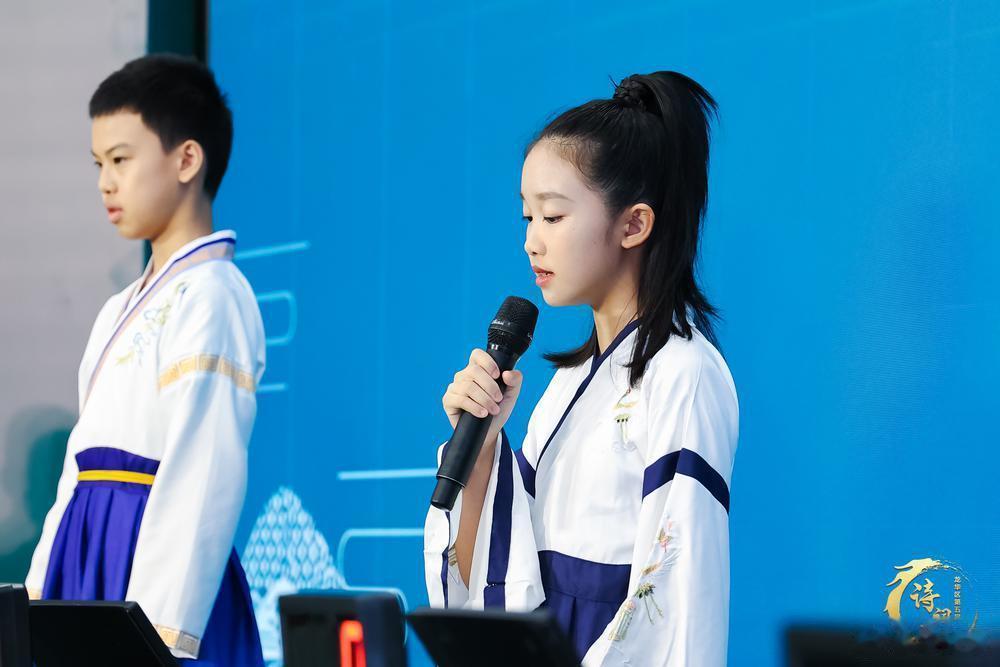 【深圳市龙华区举行第五届诗词大会，感受传统文化之美】11月5日，伴随着第二十四届