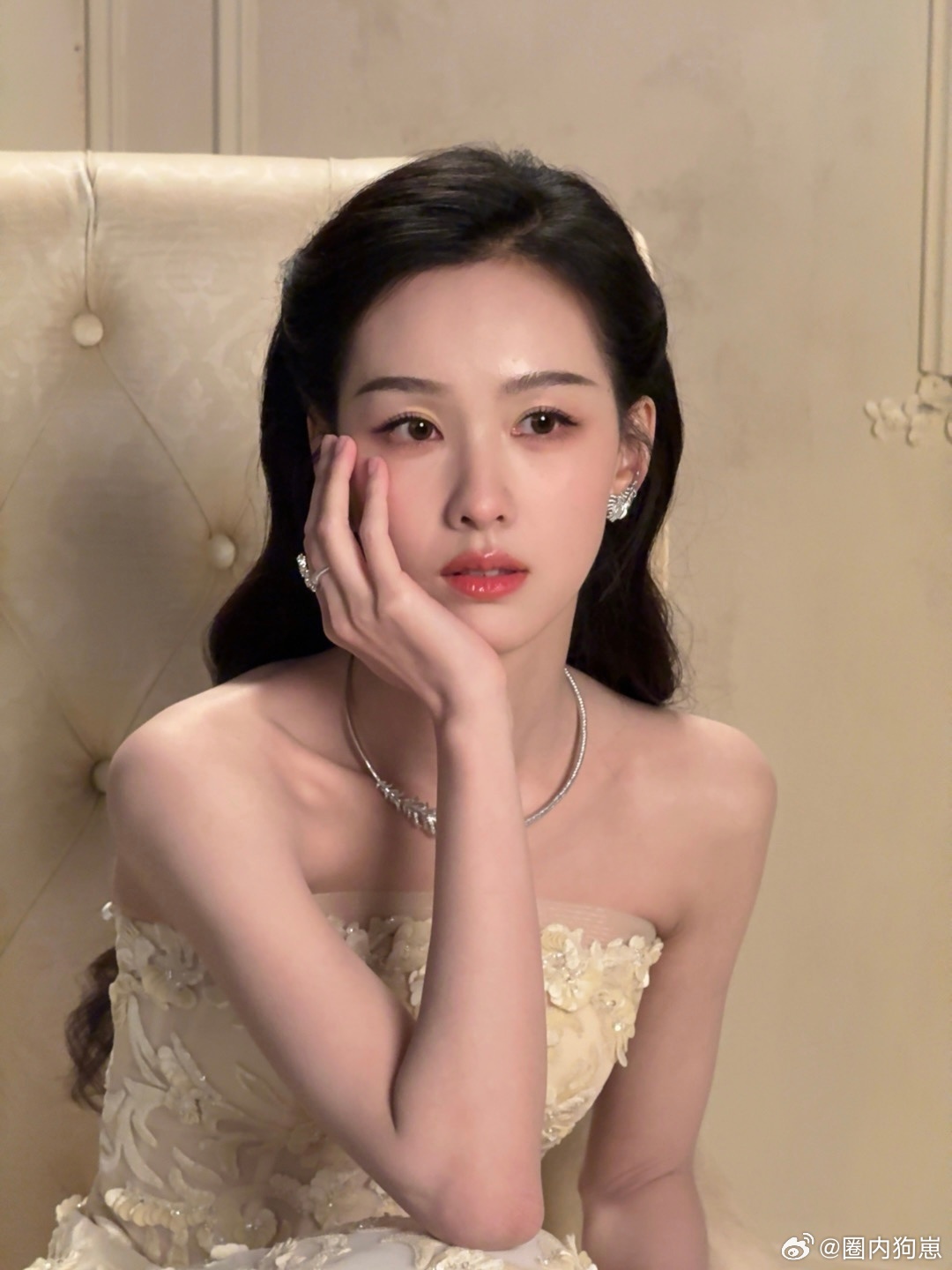 陈都灵童话公主陈都灵这身造型把童话公主具象化，精致的裙摆配上灵动发饰，每一处细节