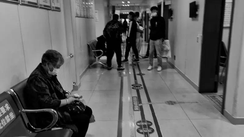 4月9日河南开封，卫生院员工上班化妆刷视频 ，患者空等2小时 ，进入办公室后才发