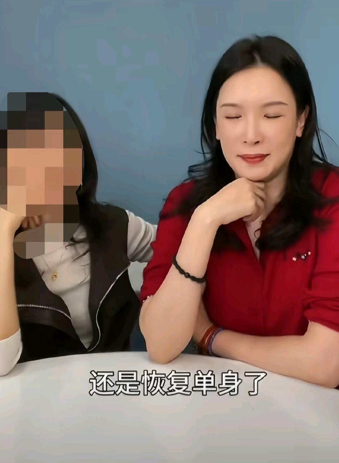 44岁的佟晨洁，
在直播的时候坦承，
自己恢复单身了，
跟魏巍过了11年，
最后