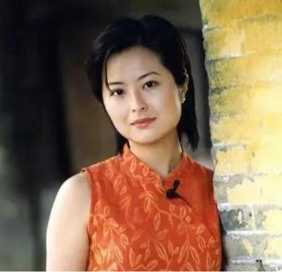 央视名嘴张泉灵事业正火，突然咳血被疑患癌，辞职后没几天就瞒着老公带巨款南下上海，