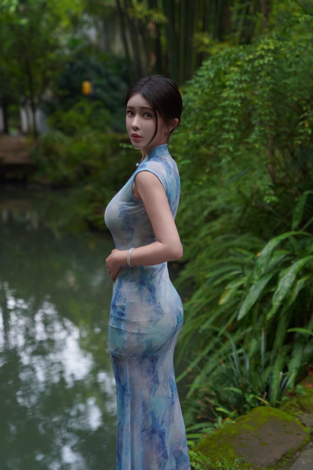          浮生漫卷，烟水一襟。

         黛瓦浸在雾里，我倚着