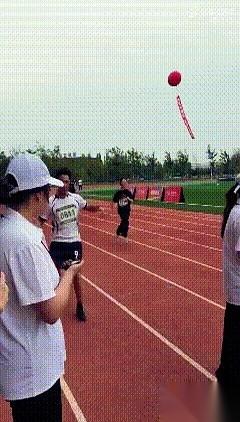 鲁迅美术学院的运动会，算是把圈子给震了。
本来以为，就是一群文艺青年，拿着画笔柔