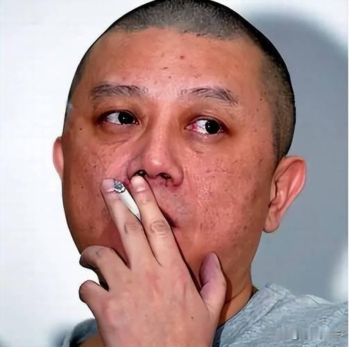 有一天，王朔的女儿王咪跑回家，看到王朔眼神迷离、半睡半醒的模样，便直言对老爸说：