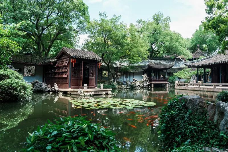 往昔的文人墨客，虽物质条件匮乏，精神世界却极为丰盈。他们愤世嫉俗，对世间一切不公