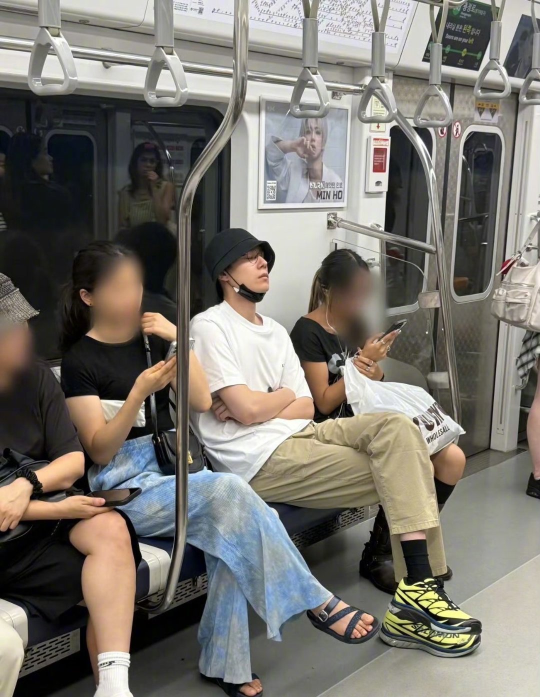 偶遇胡一天在韩国坐地铁谁偶遇素颜胡一天坐韩国地铁啦！整个人松弛感拉满，素颜状态依
