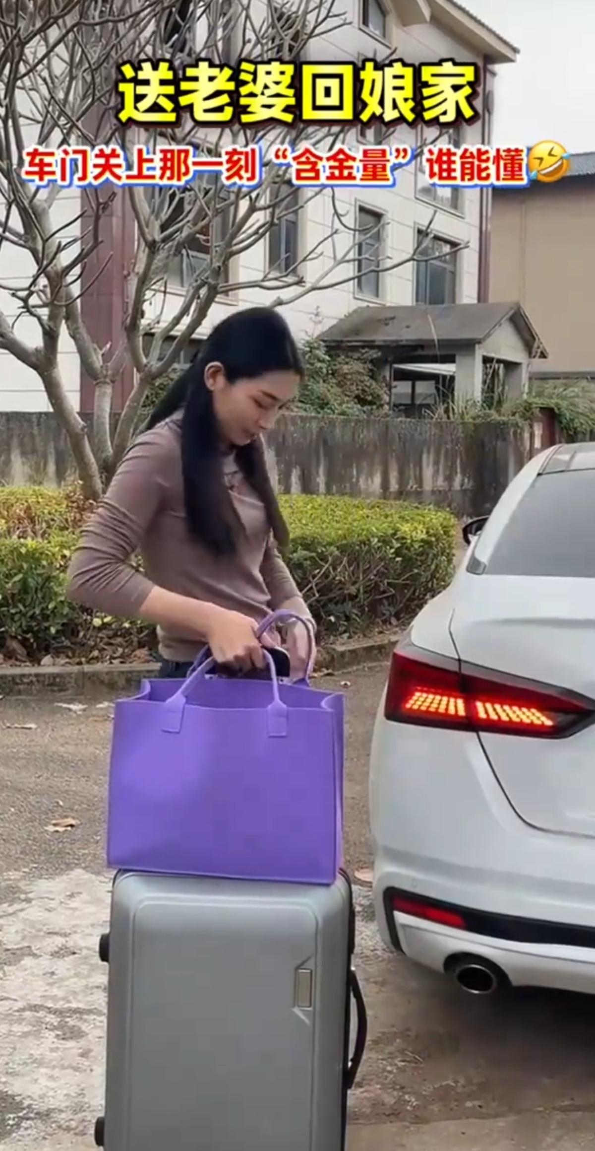 妻子回娘家搬空行李，车门关上的瞬间，藏着婚姻里的心酸拉扯
 
家门口，女子把行李