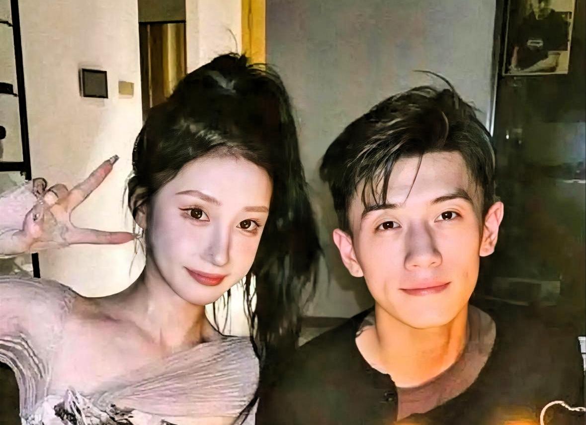 分手微博是她发的，道歉也是她先道的。薛小婉这姑娘，作归作，脸是真敢丢。

任权加