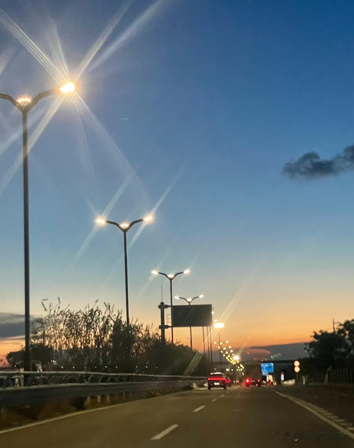 为什么网上很多人一换上电车就开始痛恨油车

为何网上许多人一换开电车，
就好似开