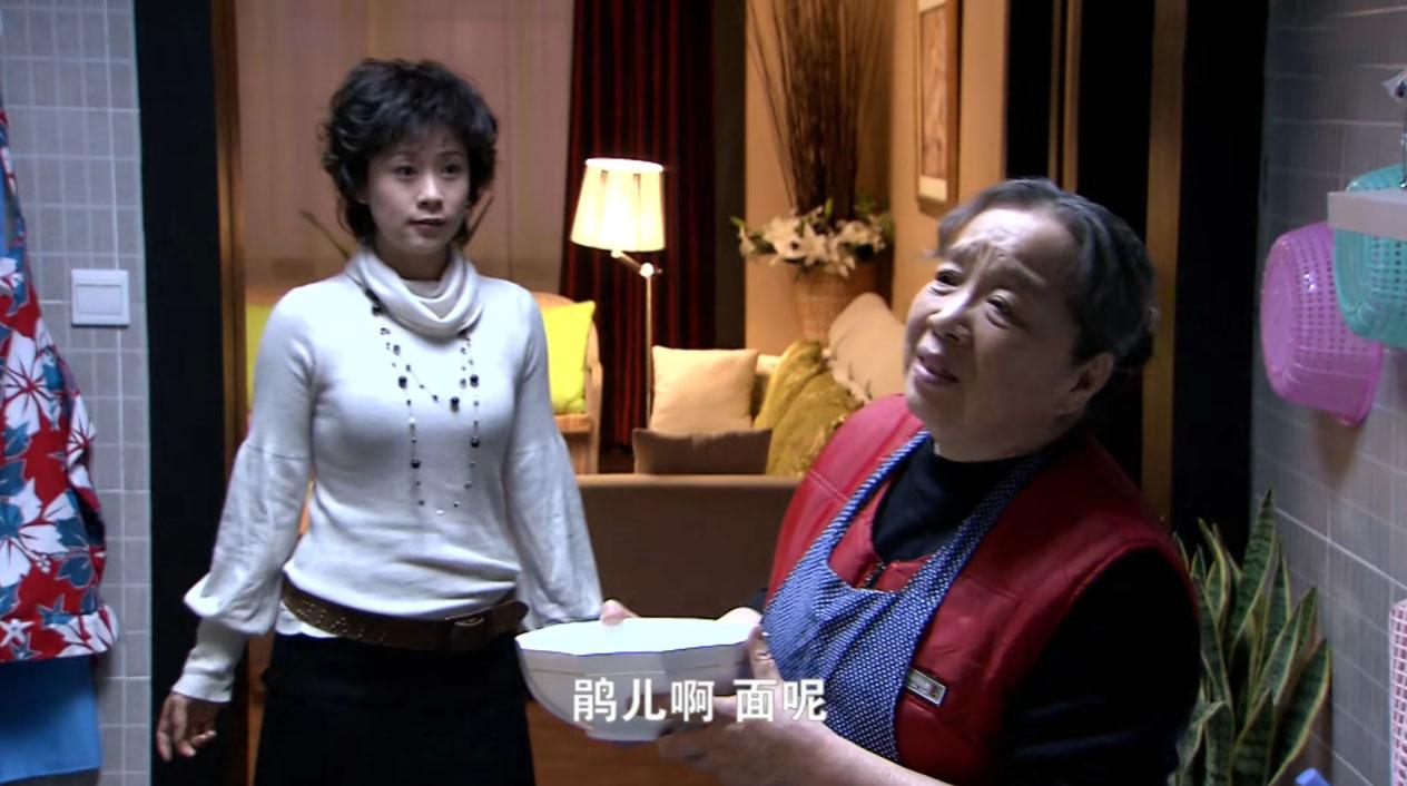 亚平妈问丽鹃面在哪里，丽鹃转问亚平。

此时亚平妈的眼神仿佛在说：敢情平时都是我