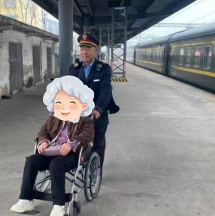 暖新闻[超话] 3月31日，西平站客运员王洪海护送坐轮椅旅客安全出站。（樊龙） 