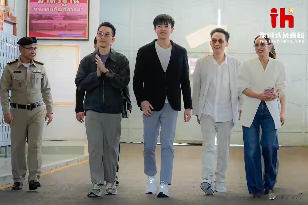 萍通塔的丈夫和他信之子乍看之下竟然有种双胞胎的感觉，这张照片把他们俩拍得好像，颇