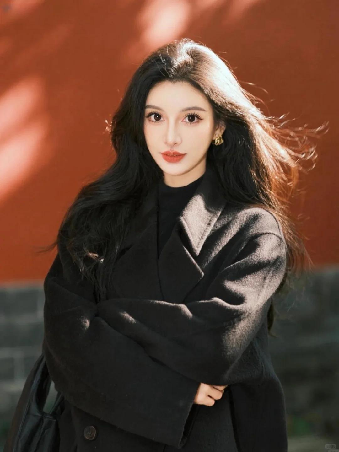 温柔舒缓的美丽女孩，鼻子是紫砂流口塑出的隐锋棱线，山根清挺却不凌厉，鼻尖带着原生