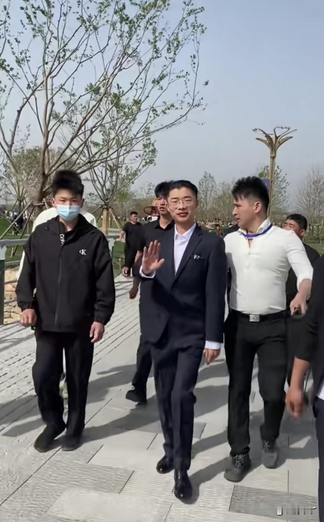 郭有才昔日落魄的直播小哥，如今已是西服革履、前呼后拥的大佬。谁也未曾想到，千年后