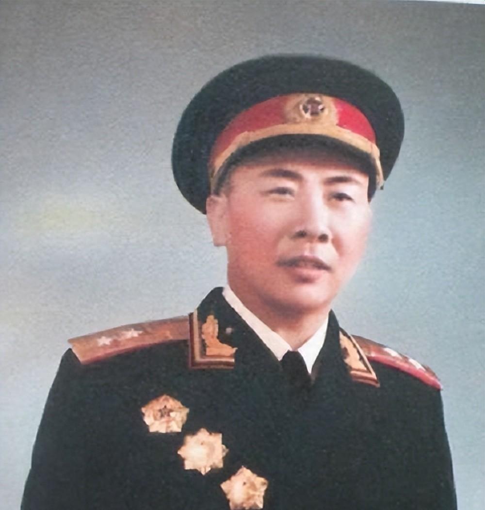 1968年毛主席视察武汉，亲自接见曾思玉并提出在江南修建一处指挥所的请求
196