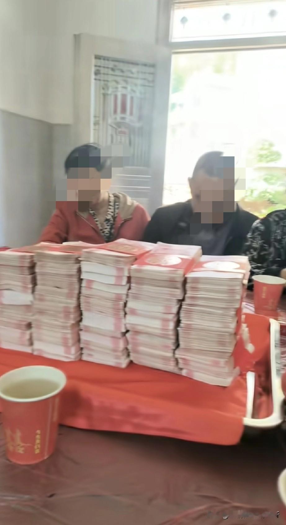 还有人会反驳江西彩礼高吗？
抖音刷到江西上饶结婚双方家庭长辈坐在一起聊结婚的安排