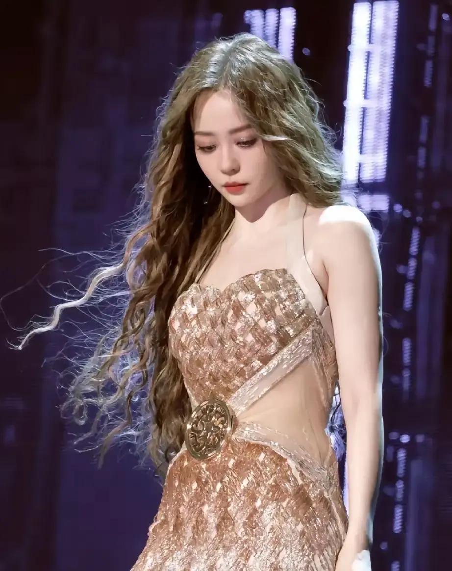 张靓颖广州演唱会现场直接说自己消失一个多月是去动脸。

她说经验不够做过了头，现