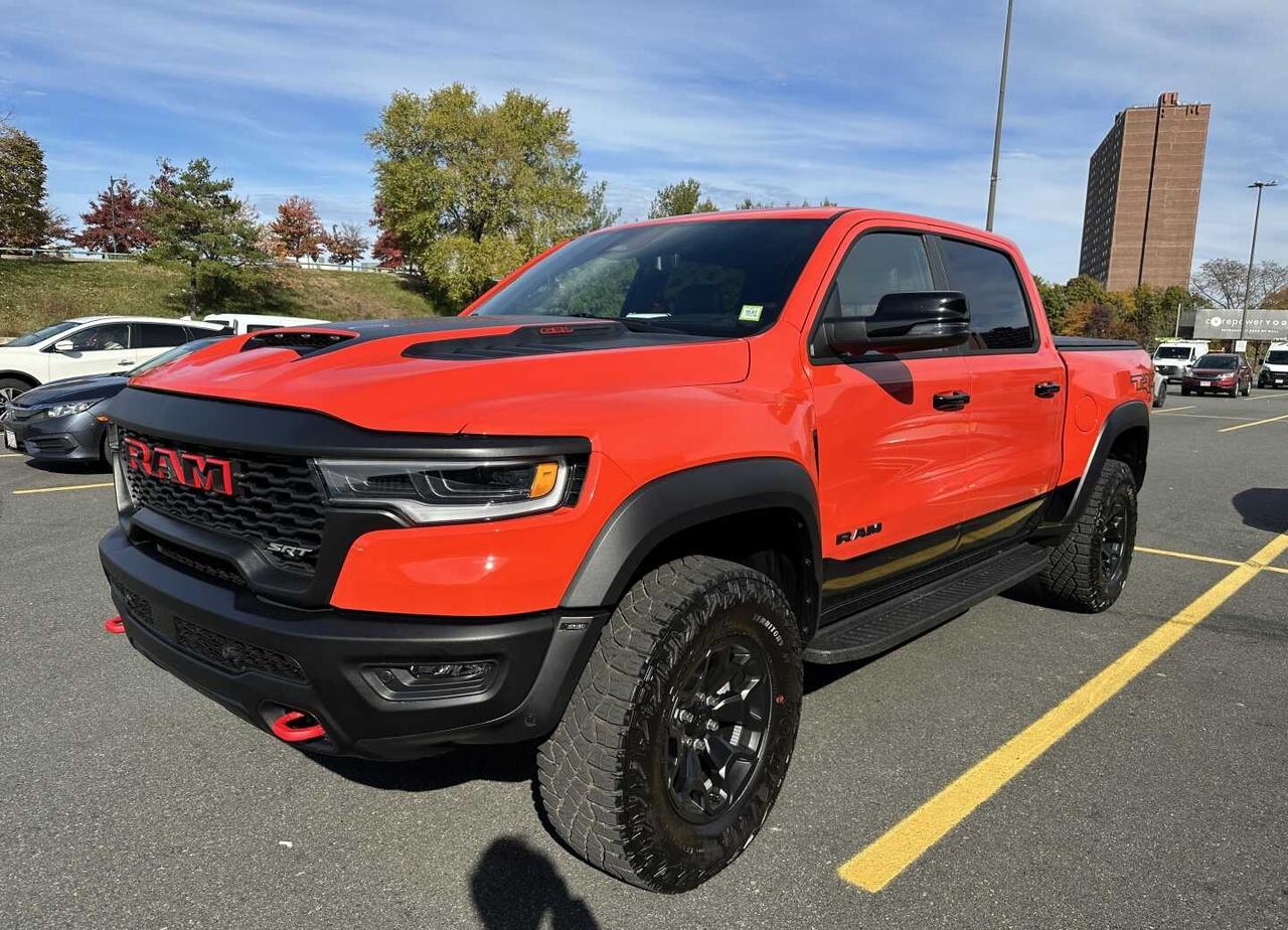2027 RAM TRX提车
从罗德岛坐了大半天的大巴+地铁+火车到长岛，又跟d