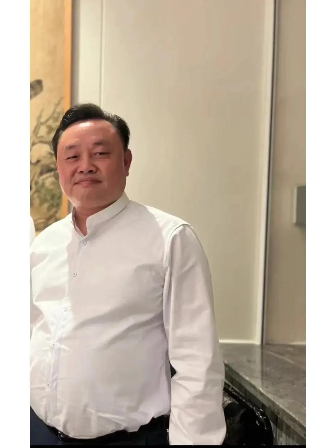 当年的中国首富
现在发福的厉害
如果不是因为进去这么多年，国美也不会落寞了！
淘