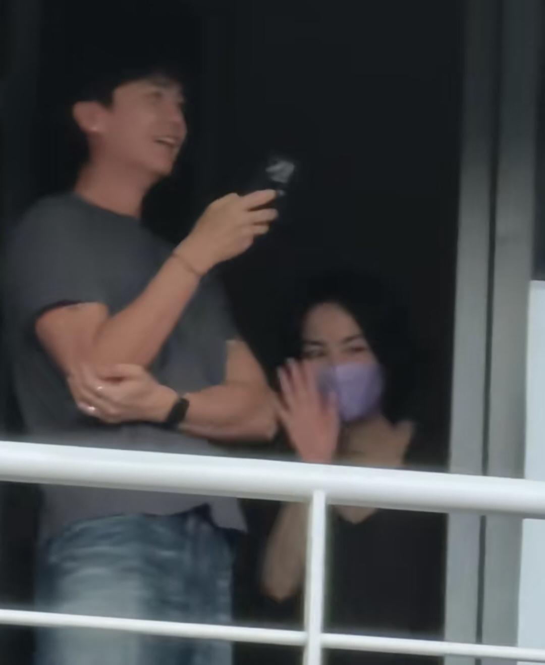 谢霆锋西安演唱会上，
王菲戴着紫色口罩默默观看，
看到镜头热情挥手，
又一脸娇羞