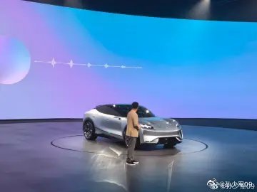 AIVA 首款概念车亮相了，车灯有表情在动 