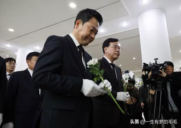 韩国国民力量党党首张东赫郁闷不已，距离6月地方选举仅余两个月，本应到地方为候选人