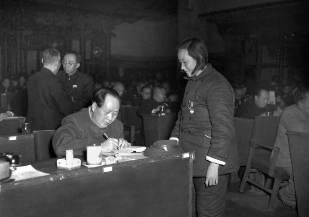 1951年9月毛主席在全国政协一届三次会议上为特级治淮模范李秀英签名