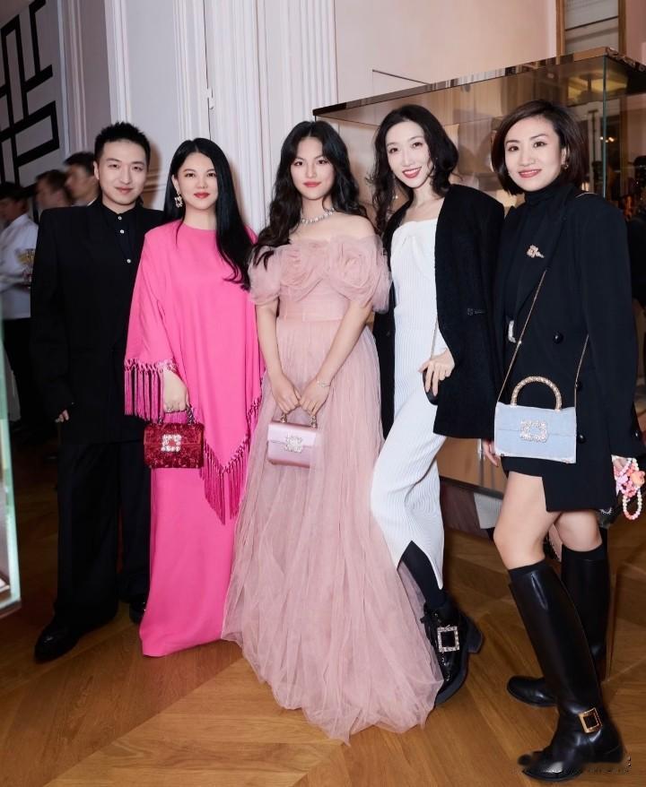 李湘和她女儿王诗龄，
怎么突然冲上热搜了？对王诗龄的印象基本停留在《爸爸去哪儿》