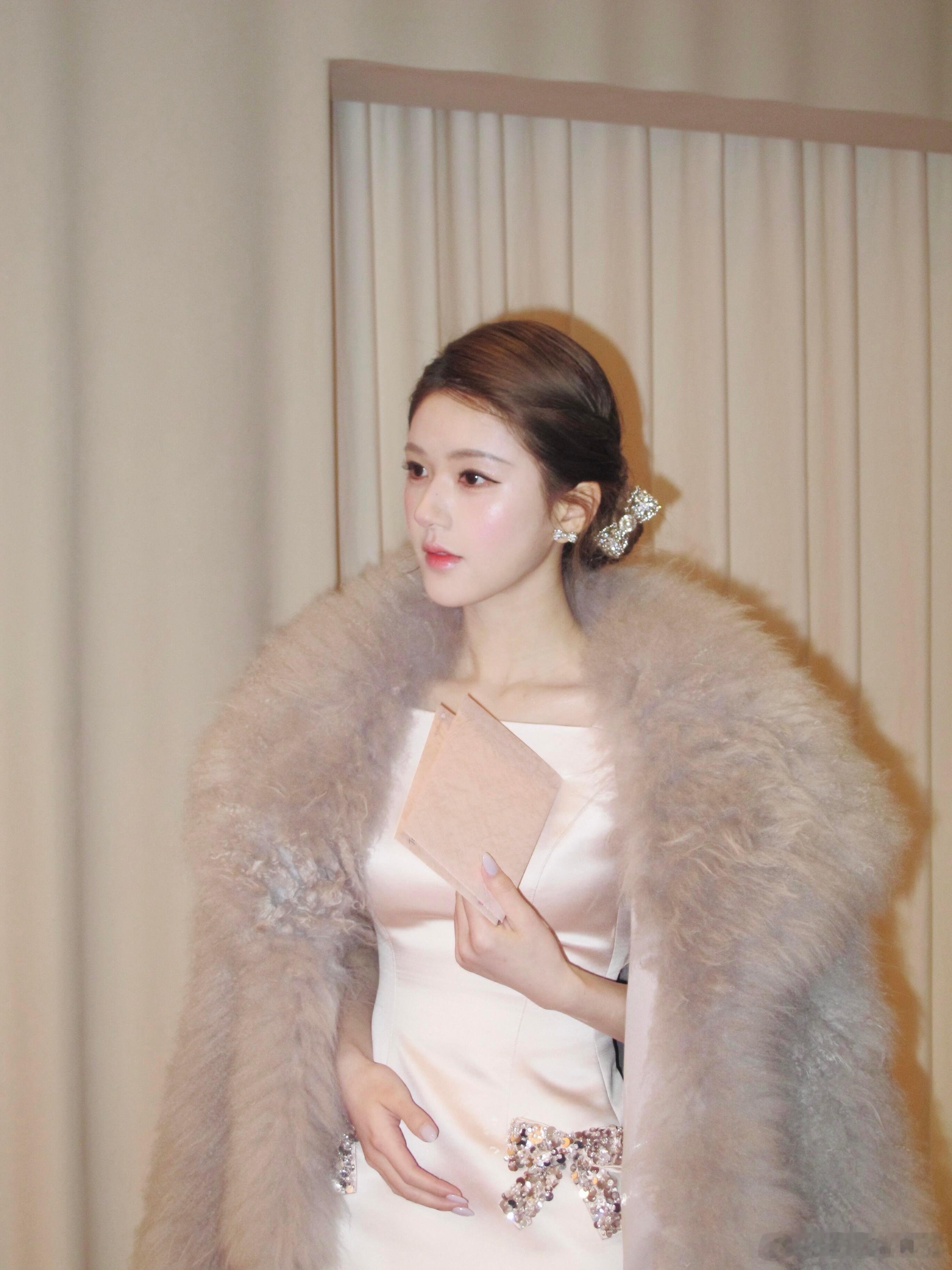 星光大赏名单赵露思更新昨日活动图真的好美啊 