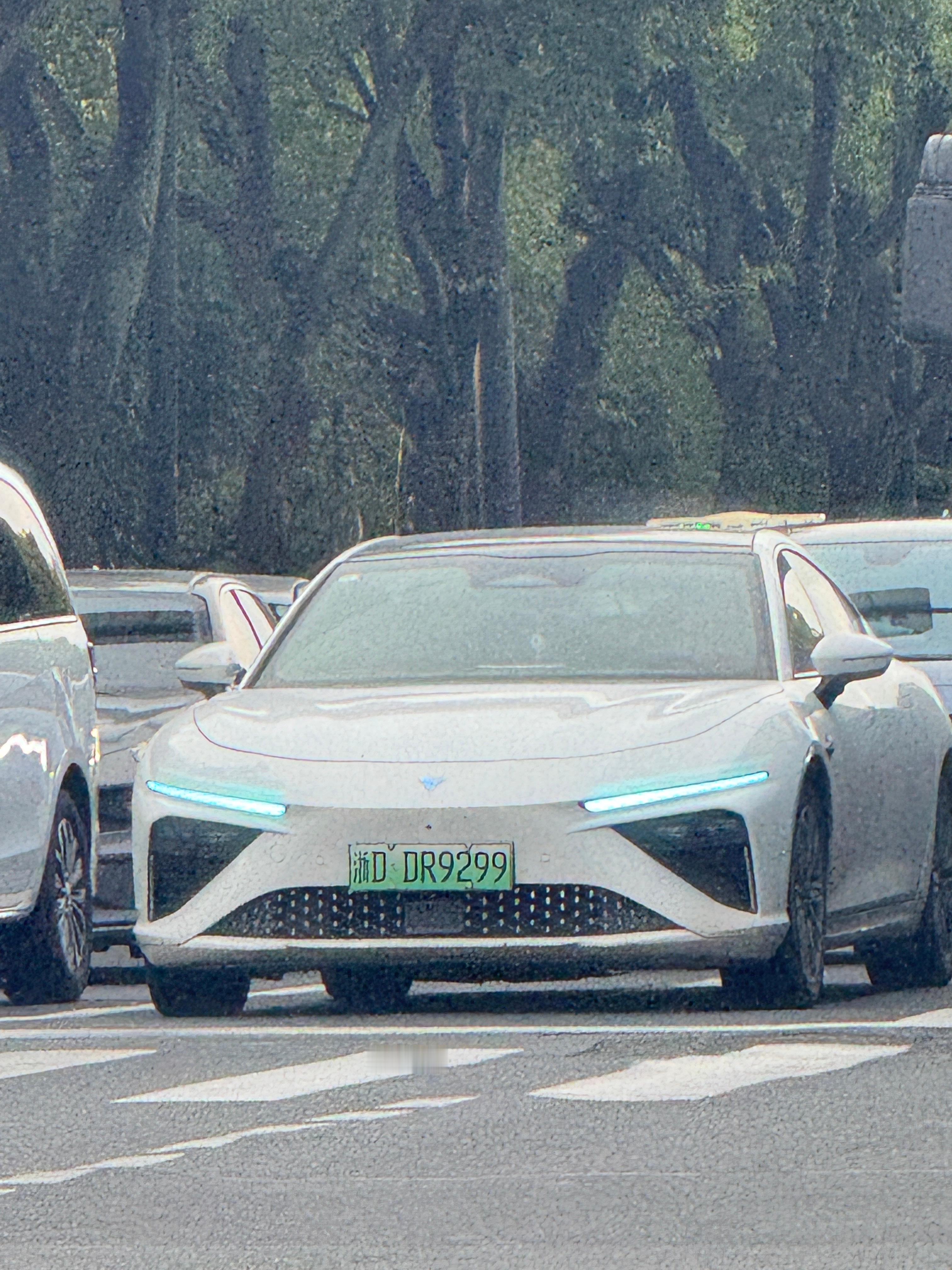 超长“小蓝灯”[doge]要是晚上看应该挺科幻[思考]新能源汽车大v聊车 ​​​