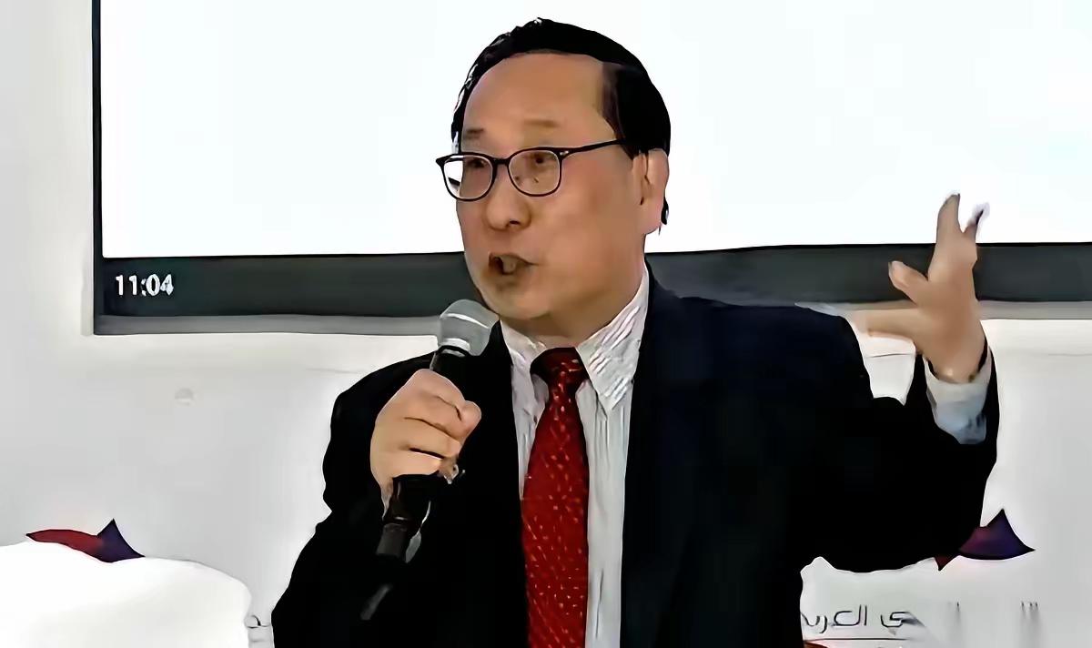 三分钟，全场死一样的寂静。
就因为一个中国人，在菲律宾的主场，问了个所有人都假装