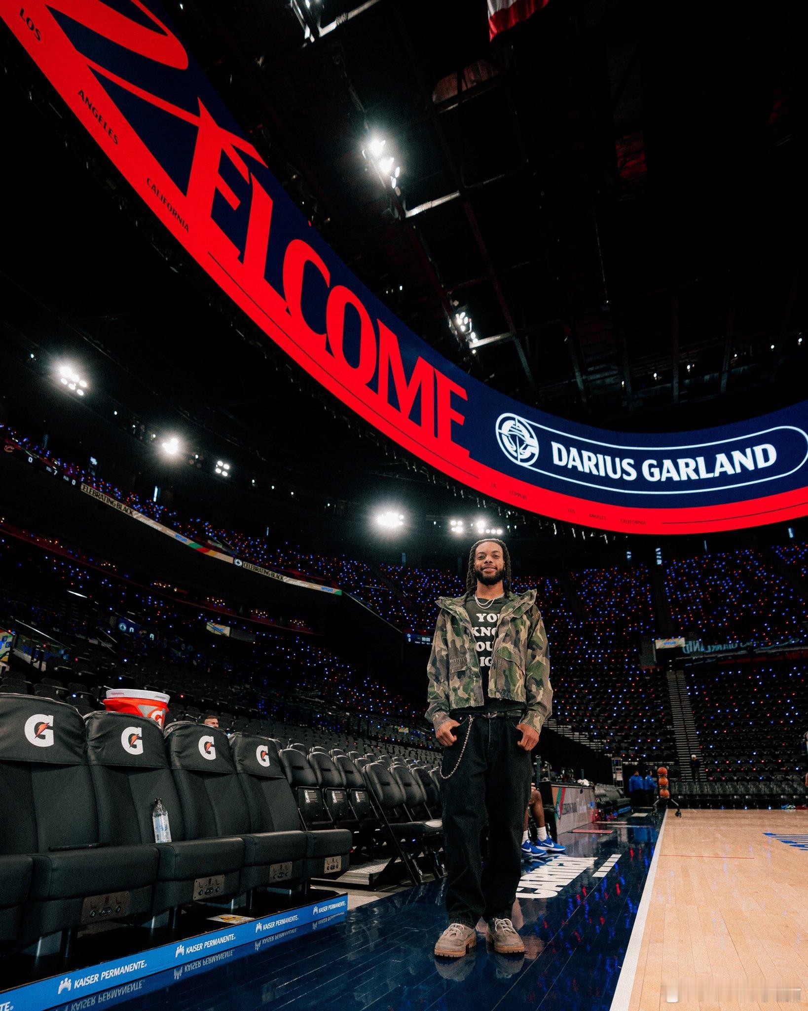 这个穿搭和长相，感觉和小孩儿一样！