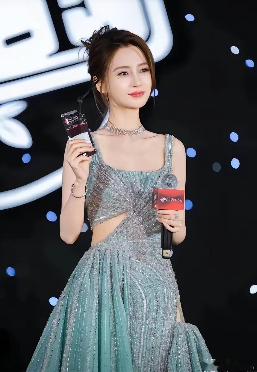 36岁的杨颖 Angelababy只要不塌房，她有没有演技已经无所谓了。​因为她