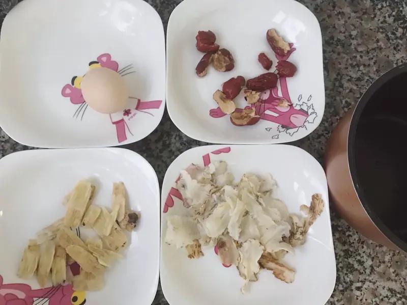 补气血的汤可太多啦，我首推红枣桂圆乌鸡汤。乌鸡本身就有滋阴补血的功效，每100克